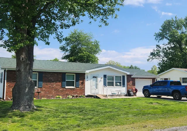 Homes for sale in Pinckneyville, IL | 911 N Sunset Dr, Pinckneyville, IL 62274 | MLS# 12637394