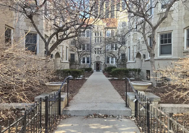 1st image of 548 W Brompton Ave #1E, Chicago, IL 60657 | MLS# 12637622