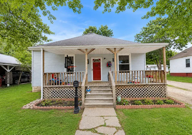 Photo 1 of Single family home for sale at 300 W Allmon St, Salem, IL 62881 | MLS# 12637728 | Listing updated on 2026-08-31