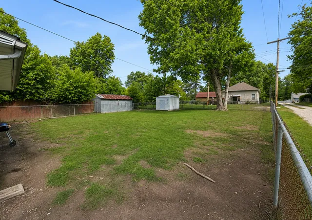 Photo 2 of Single family home for sale at 300 W Allmon St, Salem, IL 62881 | MLS# 12637728 | Listing updated on 2026-08-31