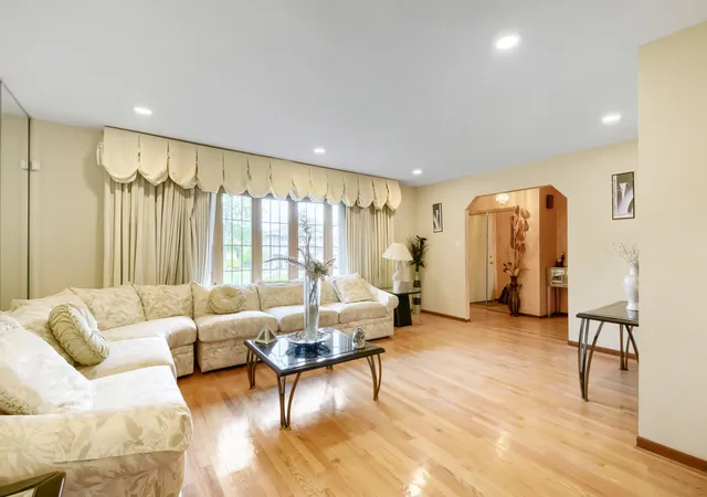 3rd image of 22417 Riverside Dr, Richton Park, IL 60471 | MLS# 12637990