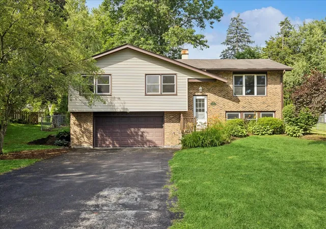 Homes for sale in Crystal Lake, IL | 4913 Redbird Ln, Crystal Lake, IL 60012 | MLS# 12638265