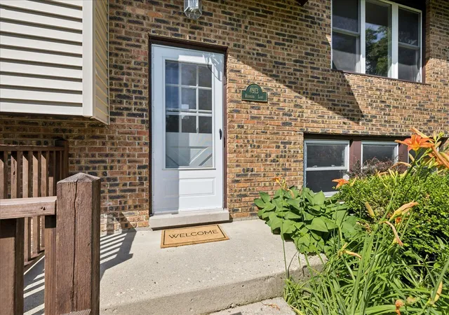 Photo 3 of Single family home for sale at 4913 Redbird Ln, Crystal Lake, IL 60012 | MLS# 12638265 | Listing updated on 2026-08-25