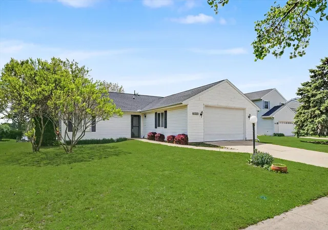 2nd image of 3403 Timberline Dr, Champaign, IL 61822 | MLS# 12638446