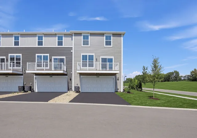 Photo 2 of Townhouse for sale at 190 E Berkshire Dr, Crystal Lake, IL 60014 | MLS# 12638701 | Listing updated on 2026-09-12