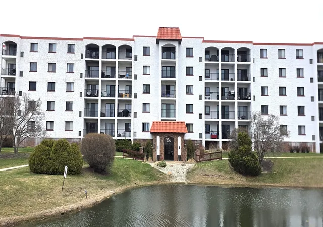 Homes for sale in Wheeling, IL | 375 Plum Creek Dr, Wheeling, IL 60090