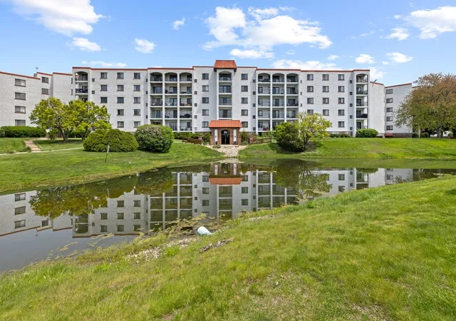 Homes for sale in Wheeling, IL | 375 Plum Creek Dr, Wheeling, IL 60090