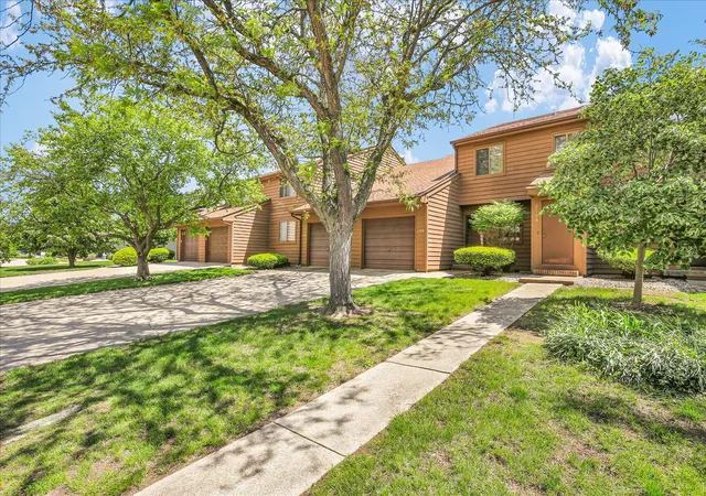 Listing Photo 4 - Condo for sale in building located at 2108 Sunview Dr, Champaign, IL 61821 - Unit #2108