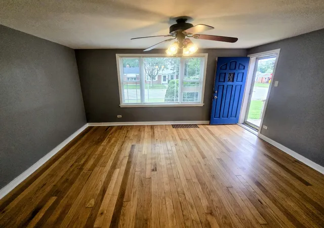 Photo 3 of Townhouse for sale at 1640 N Prairie Ave, Crest Hill, IL 60403 | MLS# 12639408 | Listing updated on 2026-09-21