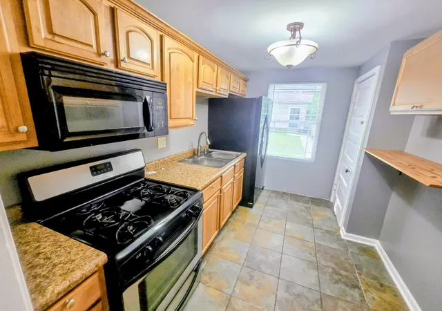 Photo 3 of Townhouse for sale at 1640 N Prairie Ave, Crest Hill, IL 60403 | MLS# 12639408 | Listing updated on 2026-09-21
