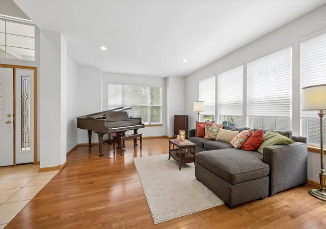 Photo 4 of Single family home for sale at 2304 Sarazen Dr, Vernon Hills, IL 60061 | MLS# 12639418 | Listing updated on 2026-08-28
