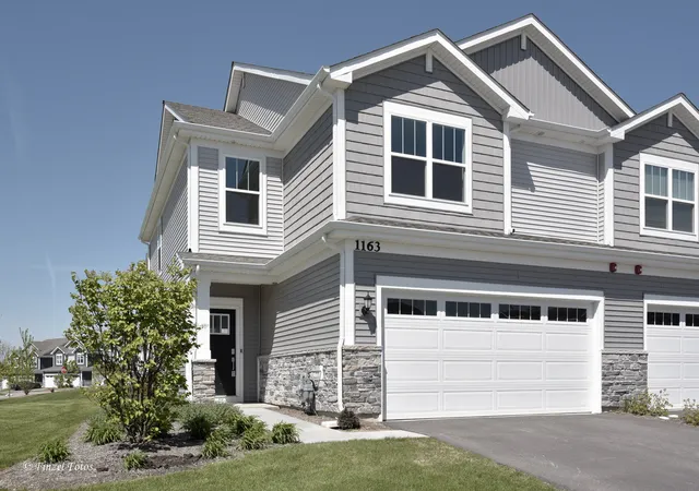 Homes for sale in Crystal Lake, IL | 1163 White Oak Cir, Crystal Lake, IL 60012 | MLS# 12639679