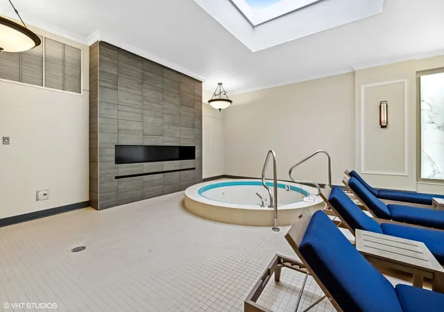 2nd image of 57 E Delaware Pl, Chicago, IL 60611