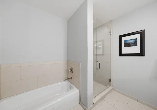 2nd image of 850 N Lake Shore Dr, Chicago, IL 60611