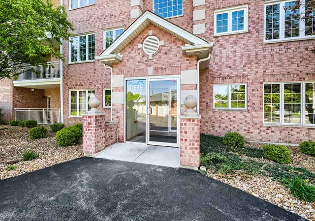 Homes for sale in Orland Park, IL | 11535 Settlers Pond Wy, Orland Park, IL 60467