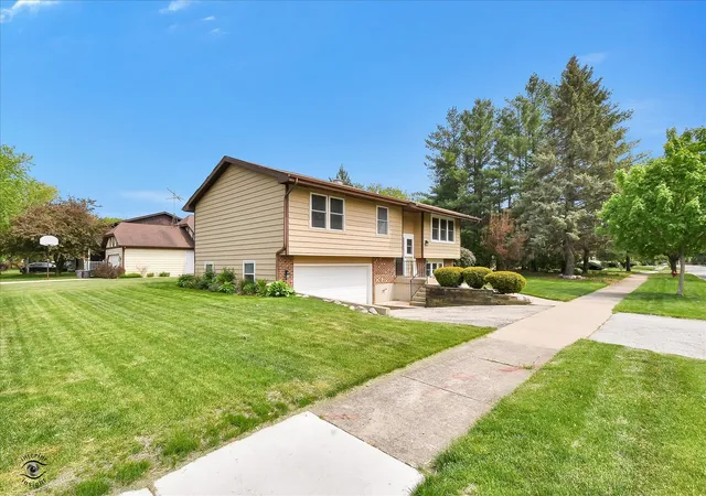 Homes for sale in Wheeling, IL | 99 Mayer Ave, Wheeling, IL 60090 | MLS# 12640576