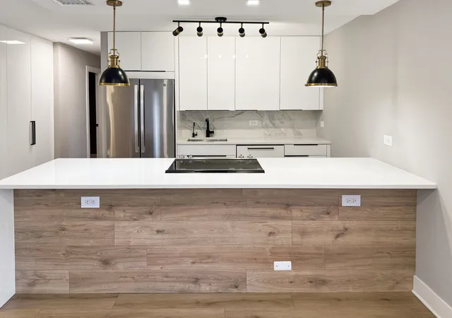 Homes for sale in Chicago, IL | 1355 N Sandburg Ter #206D, Chicago, IL 60610 | MLS# 12640664