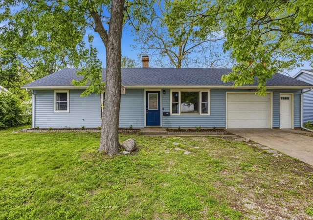 Homes for sale in Champaign, IL | 1429 Holly Hill Dr, Champaign, IL 61821 | MLS# 12641165