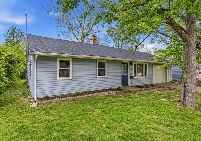 Homes for sale in Champaign, IL | 1429 Holly Hill Dr, Champaign, IL 61821 | MLS# 12641165
