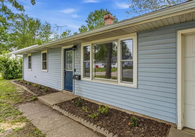 Homes for sale in Champaign, IL | 1429 Holly Hill Dr, Champaign, IL 61821 | MLS# 12641165