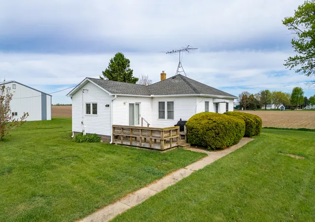 Homes for sale in Sycamore, IL | 21137 Fenstermaker Rd, Sycamore, IL 60178 | MLS# 12641411