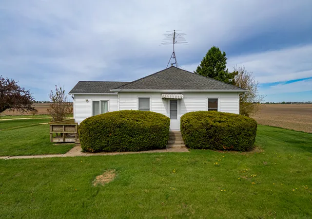 Homes for sale in Sycamore, IL | 21137 Fenstermaker Rd, Sycamore, IL 60178 | MLS# 12641411