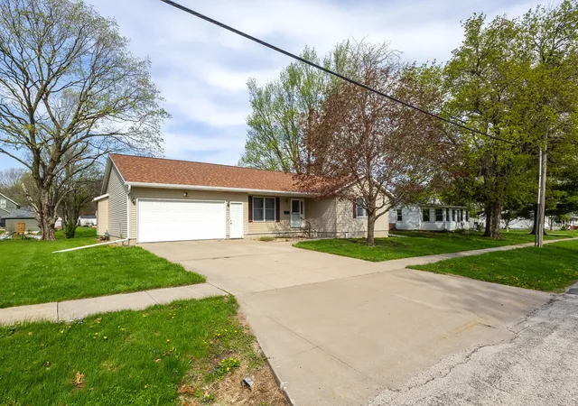 Homes for sale in Cambridge, IL | 413 N East St, Cambridge, IL 61238 | MLS# 12641552