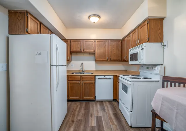 Listing Photo 4 - Condo for sale in building located at 2505 26Th Ave Ct, Rock Island, IL 61201 - Unit #I