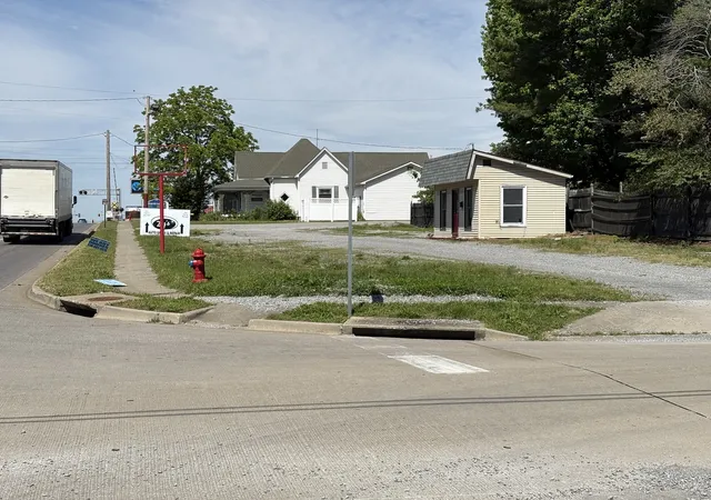 1st image of 200 W Deyoung St, Marion, IL 62959 | MLS# 12641687