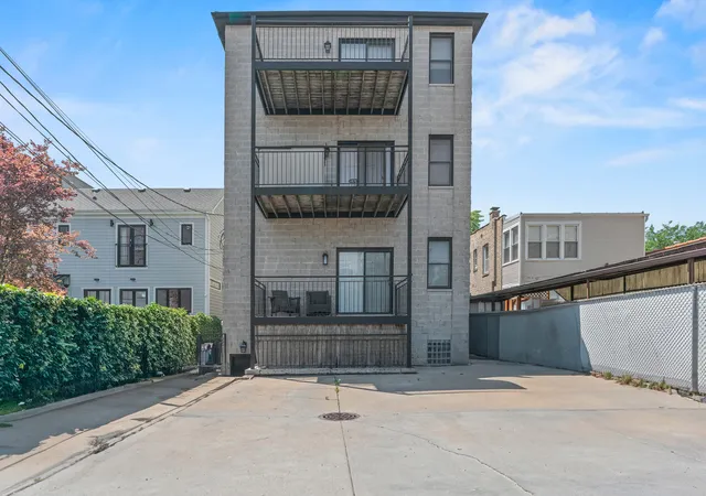 Homes for sale in Chicago, IL | 4341 N Mozart Street, Chicago, IL 60618 | Houzeo