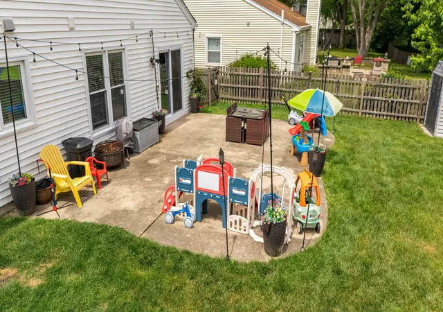 Photo 4 of Single family home for sale at 431 Newport Dr, Naperville, IL 60565 | MLS# 12642124 | Listing updated on 2026-09-23
