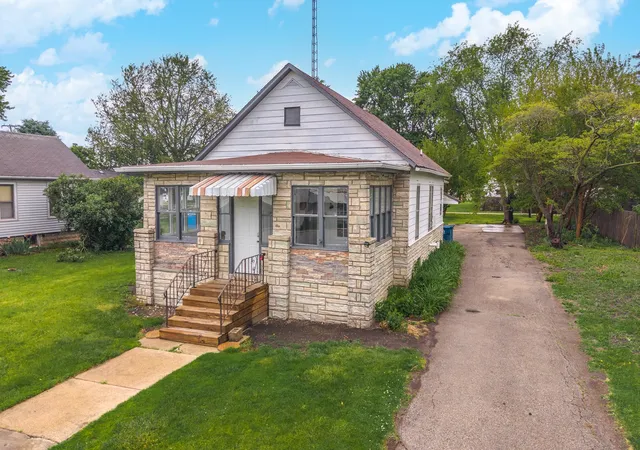 Photo 1 of Single family home for sale at 125 E Jackson St, Cullom, IL 60929 | MLS# 12642677 | Listing updated on 2026-09-12