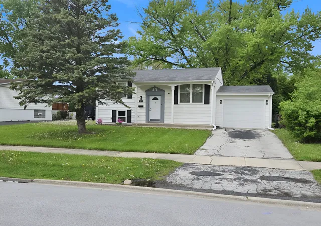 Photo 3 of Single family home for sale at 40 S Sycamore Ln, Glenwood, IL 60425 | MLS# 12642746 | Listing updated on 2026-09-08