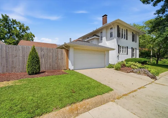 Homes for sale in Bloomington, IL | 517 Vale St, Bloomington, IL 61701 | MLS# 12642779