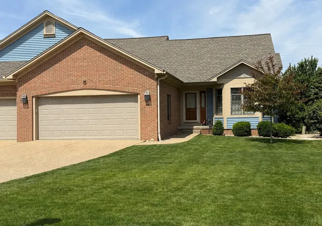 Homes for sale in Bloomington, IL | 5 Spruce Ct, Bloomington, IL 61704 | MLS# 12643024