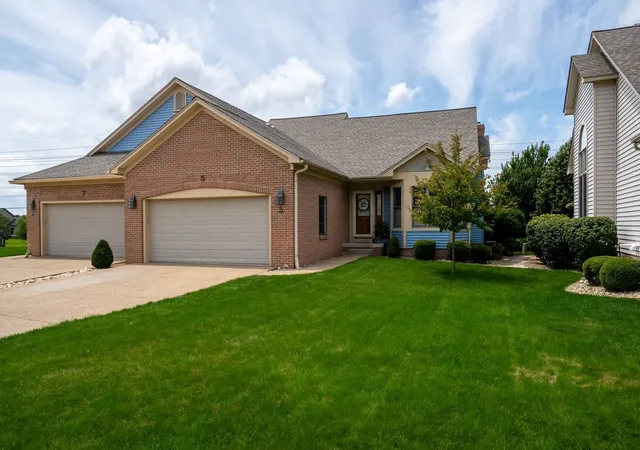 Homes for sale in Bloomington, IL | 5 Spruce Ct, Bloomington, IL 61704 | MLS# 12643024
