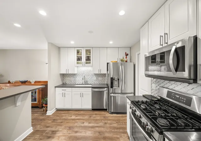 Photo 3 of Townhouse for sale at 423 Ramblewood Dr #D, Glen Ellyn, IL 60137 | MLS# 12643573 | Listing updated on 2026-09-22