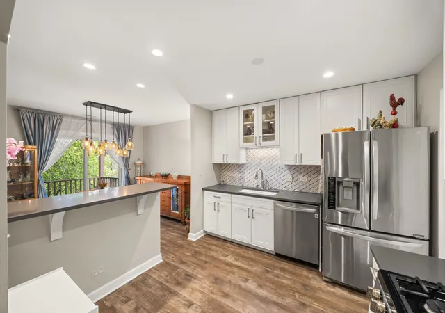 Photo 4 of Townhouse for sale at 423 Ramblewood Dr #D, Glen Ellyn, IL 60137 | MLS# 12643573 | Listing updated on 2026-09-22