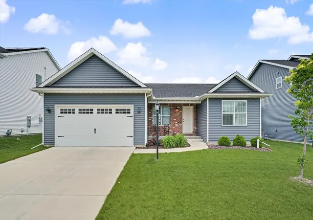 Photo 2 of Sale Pending at 3904 Obsidian Dr, Champaign, IL 61822 | MLS# 12644010 | Listing updated on 2026-08-17