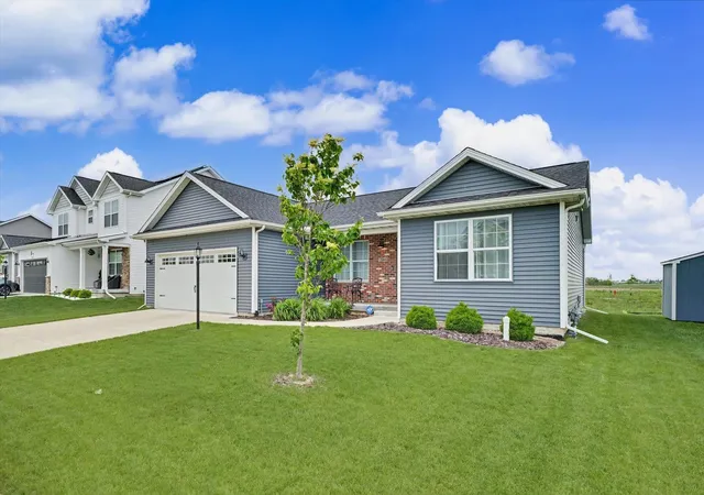 Photo 3 of Sale Pending at 3904 Obsidian Dr, Champaign, IL 61822 | MLS# 12644010 | Listing updated on 2026-08-17