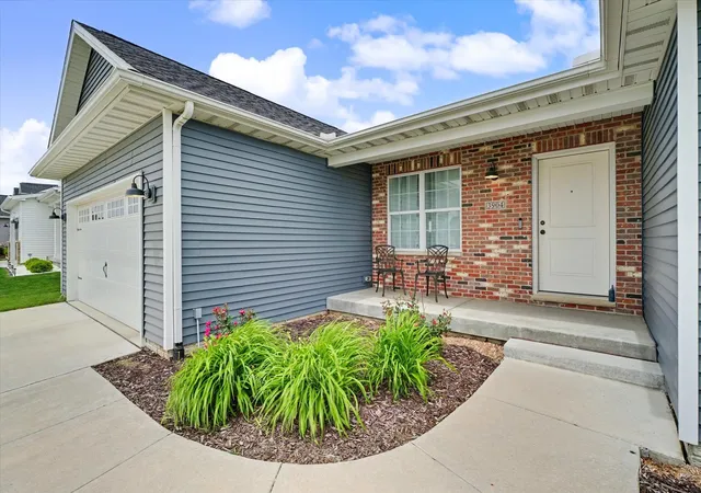 Photo 3 of Sale Pending at 3904 Obsidian Dr, Champaign, IL 61822 | MLS# 12644010 | Listing updated on 2026-08-17