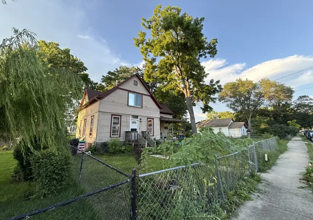 Homes for sale in Bloomington, IL | 1009 W Monroe St, Bloomington, IL 61701 | MLS# 12644242
