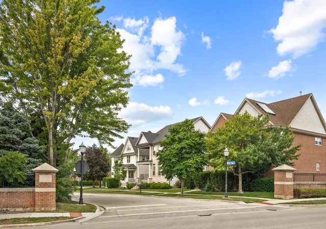 26th image of 335 W Carriage Ln, Bensenville, IL 60106 | MLS# 12644543