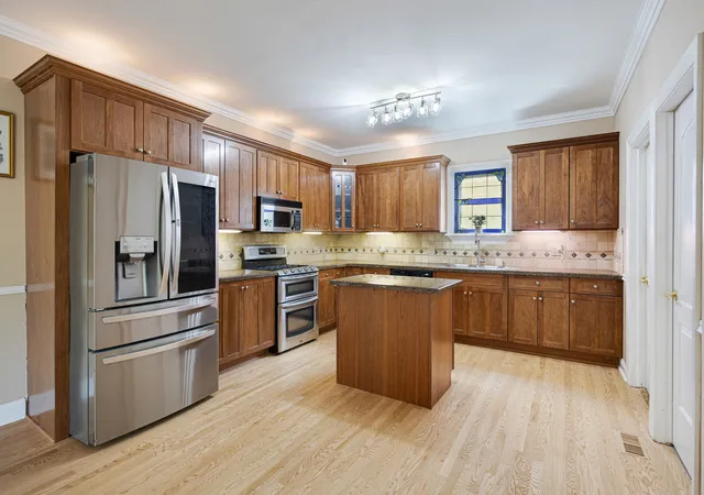 3rd image of 335 W Carriage Ln, Bensenville, IL 60106 | MLS# 12644543