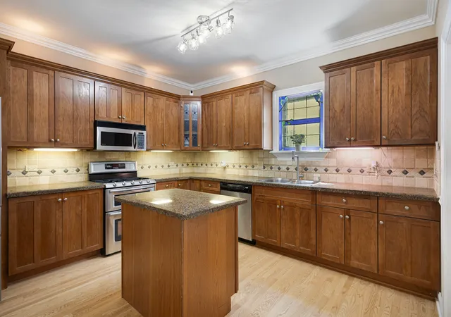 4th image of 335 W Carriage Ln, Bensenville, IL 60106 | MLS# 12644543