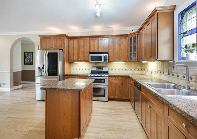 5th image of 335 W Carriage Ln, Bensenville, IL 60106 | MLS# 12644543