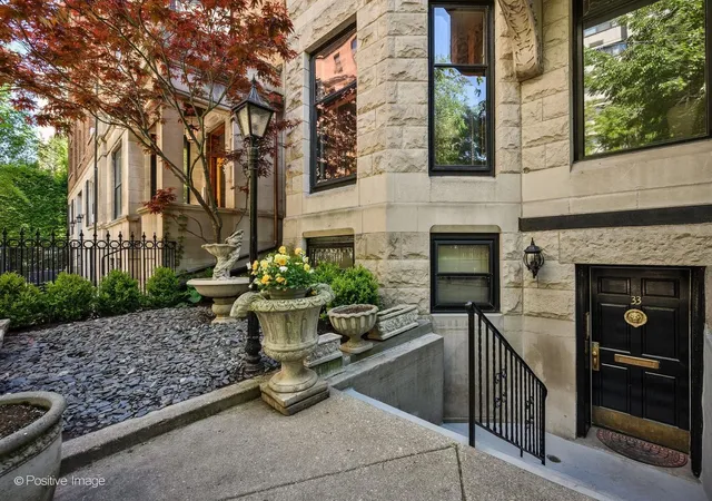 3rd image of 33 E Division St, Chicago, IL 60610 | MLS# 12644647