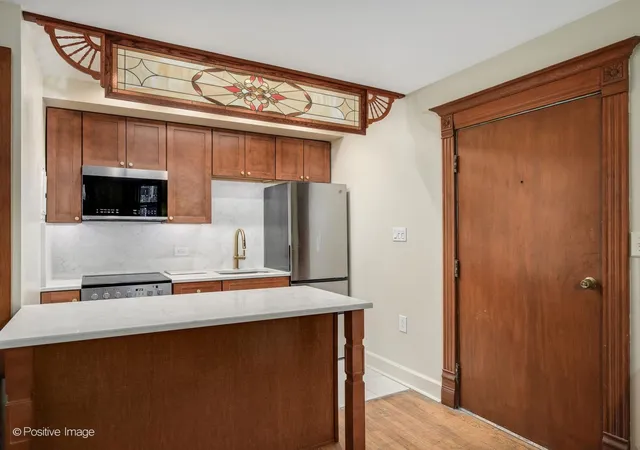 2nd image of 33 E Division St, Chicago, IL 60610