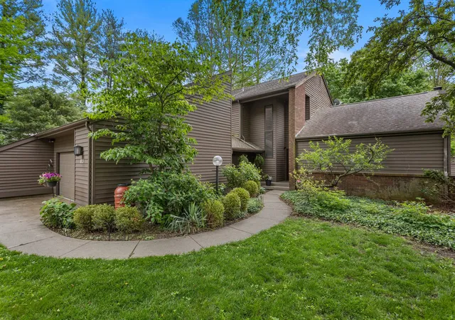 Photo 1 of Single family home for sale at 905 Barclay Ct, Champaign, IL 61821 | MLS# 12644713 | Listing updated on 2026-08-10
