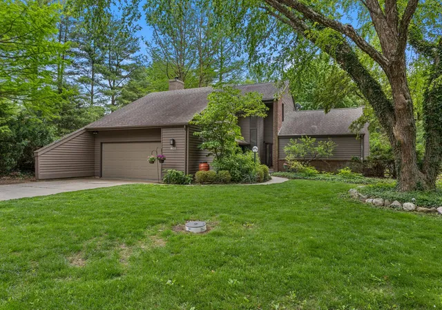 Photo 3 of Single family home for sale at 905 Barclay Ct, Champaign, IL 61821 | MLS# 12644713 | Listing updated on 2026-08-10